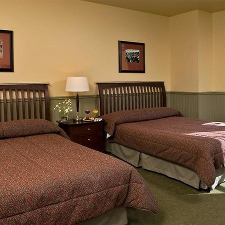 Longfellows Hotel & Restaurant Saratoga Springs Room photo