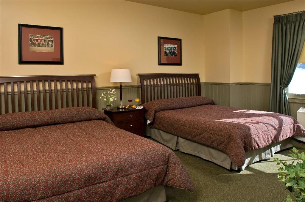 Longfellows Hotel & Restaurant Saratoga Springs Room photo