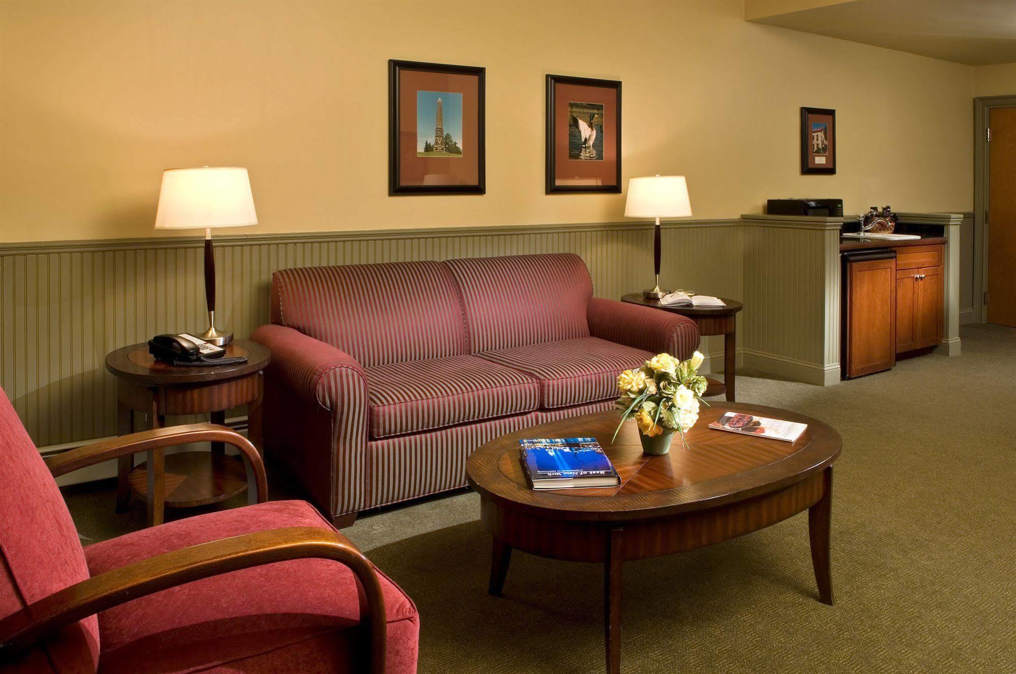 Longfellows Hotel & Restaurant Saratoga Springs Room photo